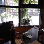 小川亭 とらちゃん - 窓からの眺め　私の好きな 上本町 前の道路です　よちよち歩きの赤ちゃんが 5mを10分かかって歩いていました　車を指しては喋り　全然進まないw　街行く人を眺めながら 幸せな午後を過ごせました