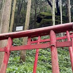 寿し辰 - 立石稲荷（波田の稲荷）
      今回のハイキングルートの麓、巨石を祀るお稲荷さんです。