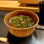 寿し辰 - 女将さんが作る、〆のワカメのお味噌汁。
      優しさが身体中に染み渡ります(*´ω`*)