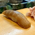 寿し辰 - この鮪漬けが最高なんです♪
      20分くらいしか漬けてないそうなんですが、ねっとりとして醤油の塩梅も絶妙なイチオシの逸品(*¯ч¯*)”