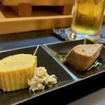 寿し辰 - 鮪煮付けと玉子焼き（お通し）
      寿し辰っつぁん定番のこの鮪煮付けが最高なんです(^^)
      玉子焼きと野沢菜わさび漬けの相性もピッタリ♪