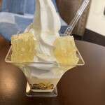 みつばち工房 花の道 柳川店 - 巣蜜ソフト 1000円