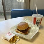 ケンタッキーフライドチキン - ダブルチキンフィレバーガーとセットのポテトとコーラ('24/08/26)
