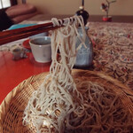 玄 - 田舎蕎麦は太めの黒っぽい色をした野趣のある蕎麦