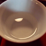 玄 - 水（軟水）日本の地下水はミネラルの少ない柔らかい水。清水通りの地下水