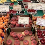 Butcher Matthias Eisenreich - 平たい桃は積み重ねて売られており洗ってそのままかじっても美味しい優れもの♪甘くて美味しいよ