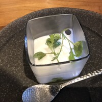 イル ネッビオ - アミューズ「オクラと枝豆のタルタル　トマトのエスプーマ」。