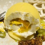 Artisan - 中にはココナッツのムース、マンゴーとパッションフルーツのソースが❤️