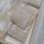 マエダセイカ 羽二重餅の古里 - 柔らかな口触りの餅。絹の羽二重を模したもの。