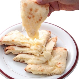 もちもちとろ～り♪チーズ2種を使った【チーズナン】が大人気！