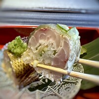日本料理 TOBIUME - ＊梭子魚の厚みにビックリ。(≧◇≦)。皮目を炙ってあるので香ばしさが加わり、より美味しいですね。 シャリのお味もよく「薄板昆布」と共に頂くと秀逸。お寿司屋さん顔負けの品ですね。