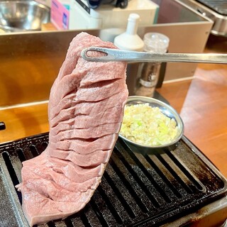 注文必須！アグー豚のタンを丸ごと「タン丸」