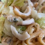 かも料理　まりも本店 - キャベツ、あさり、イカ、チクワ、貝柱などの具材です