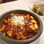 広東家庭料理おかむら -  味噌の効いた旨味ある麻婆豆腐 好みで2種の山椒を