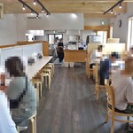 うえんで - 明るくカジュアルな店内