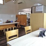 うえんで - 明るくカジュアルな店内