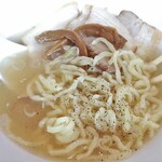 うえんで - 帆立香る会津山塩チャーシュー麺（中太ちぢれ麺）（花山椒をふって）