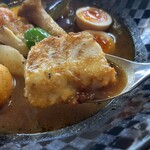 UOYUKI SOUP CURRY & - グリルされた白身魚。海老もしっかり下処理がなされていて美味しい。