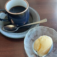 天空焼肉 星遊山 - デザートのシャーベットとホットコーヒー