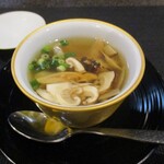 小菜一碟 - 鱧と松茸の蒸し上湯：鱧と松茸に人参、あさつき、ユリ根の具材をタップリ使用した とても良いお出汁が香る上湯です。