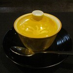 小菜一碟 - 鱧と松茸の蒸し上湯：鱧と松茸に人参、あさつき、ユリ根の具材をタップリ使用した とても良いお出汁が香る上湯です。