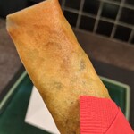 小菜一碟 - 帆立と枝豆の春巻：カリッと揚げられた春巻きは熱々で、皮がサックサク！ 中は、とってもジューシーで お味も最高ォ～。 ですョ！♪♬