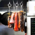 小菜一碟 - 店内に吊るされた 干し肉。