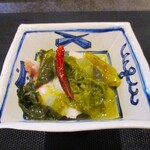 小菜一碟 - 金目鯛 酸菜魚：美味しい金目鯛に板状で極太モチモチ食感の春雨が印象的で、高菜と空芯菜が 激辛な鷹の爪と共に使われています。