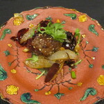 小菜一碟 - 伊賀牛カメノコ 汁無し火鍋：伊賀牛のカメノコがヤングコーン、玉葱、白葱、タップリな赤唐辛子が香辛料の効いた醤で炒めて、スーラータン、マーランタンetc. が使われ、上にはパクチーがトッピングされています。それぞれの食材を辛さ増し増しの醤が美味しさを増してくれていますネ！