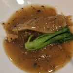 小菜一碟 - フカヒレのトリュフ煮込み：繊維の一筋一筋がしっかりと感じられるモウカザメのフカヒレに青梗菜が添えられ、トリュフと共に香り良く煮込まれています。♪ トリュフ香るスペシャルなフカヒレを始めていただきました。（嬉！）♡♡♡