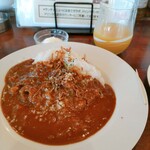 ワイン スタンド バジル - ★★★カレー 950円 サラダとドリンクバーがついてこの価格は CP かなり高い。 仕事のお昼休みじゃなければもっと のんびり 景色を楽しみたいところ。だが12時オープンなのは残念！