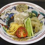 小菜一碟 - 渡り蟹の冷やし中華：渡り蟹を中心に コリコリ食感のクラゲ、海葡萄胡瓜、玉子、プチトマト、白胡麻、きざみ海苔が冷麺に盛り付けられ、ほんのりと柑橘が香ります。