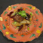 小菜一碟 - 伊賀牛カメノコ 汁無し火鍋：伊賀牛のカメノコがヤングコーン、玉葱、白葱、タップリな赤唐辛子が香辛料の効いた醤で炒めて、スーラータン、マーランタンetc. が使われ、上にはパクチーがトッピングされています。それぞれの食材を辛さ増し増しの醤が美味しさを増してくれていますネ！