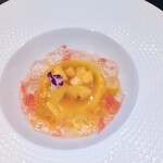 小菜一碟 - マンゴープリン：美しく盛り付けられたプルプルのマンゴープリンの上にはマンゴーがトッピングされ、エディブルフラワーが飾られ、周囲を綺麗なゼリーが囲んでいます。スプーンですくっていただくと、うぅ～ン！ 美味しィ～。♪♬
