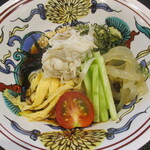 小菜一碟 - 渡り蟹の冷やし中華：渡り蟹を中心に コリコリ食感のクラゲ、海葡萄胡瓜、玉子、プチトマト、白胡麻、きざみ海苔が冷麺に盛り付けられ、ほんのりと柑橘が香ります。