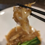 小菜一碟 - フカヒレのトリュフ煮込み：繊維の一筋一筋がしっかりと感じられるモウカザメのフカヒレに青梗菜が添えられ、トリュフと共に香り良く煮込まれています。♪ トリュフ香るスペシャルなフカヒレを始めていただきました。（嬉！）♡♡♡