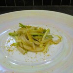 小菜一碟 - 鮑の細切りと黄ニラのカラスミ塩炒め：鮑の細切りと黄ニラ、アスパラ、シャキシャキのモヤシに カラスミ塩炒めの旨味のある味付けがとてもマッチしていて絶妙なテイストに仕上がっています。♪♬