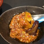 小菜一碟 - 赤茄子の麻婆：赤茄子がトロォリとなるまで ナッツと共にコクのある劇辛のテイストで仕上げられています。白飯と共に美味しくいただきました。この辛さがが癖になりますぅ～。♪♬