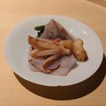 温石 - 神頭烏賊の炙りは烏賊炭塩､空芯菜に自家製マスタード