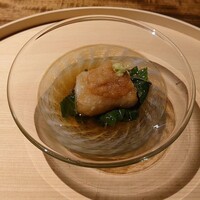 温石 - 馬鈴薯と鱧を合わせたフリット､鱧の子の醤油漬けをのせ､下にモロヘイヤのお浸し