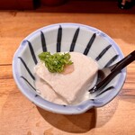 炭火焼鳥 きち蔵 - つきだし(自家製豆腐)