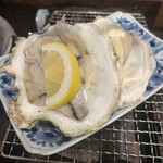 姫路 海味焼 酒場 〇上水産 - 徳島県鳴門産岩牡蠣一個¥1320