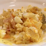 ポチの家 - 焼きポテトサラダ半熟玉子のせ かき混ぜ後