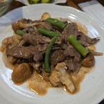 キッチン ブルー グローブ - 牛小間とカリフラワーのアップ