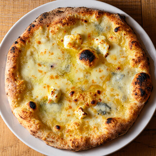 生地の風味とかるさ、食感を追求したこだわりのナポリピッツァ