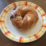 123BAGEL - チョコチップベーグル、チョコチップの位置のばらつきも魅力の1つ