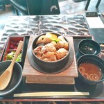 さかえや - ★★鶏釜飯 1000円 普通に美味しいがおこげもなく 釜飯の醍醐味を味わうことができなかったのが残念。