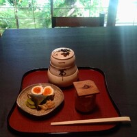 瓢亭 本店 - 窓からの光が入り神々しい