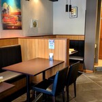 ダグズ・バーガー - テーブル席