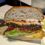 ダグズ・バーガー - 半分にカットしてもらいました♪チーズバーガーの方です(*´∀｀*)